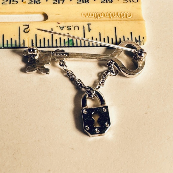 Crown Trifari Skeleton Key and Lock Brooch Silvertone. Excellent vintage pin - Picture 4 of 4